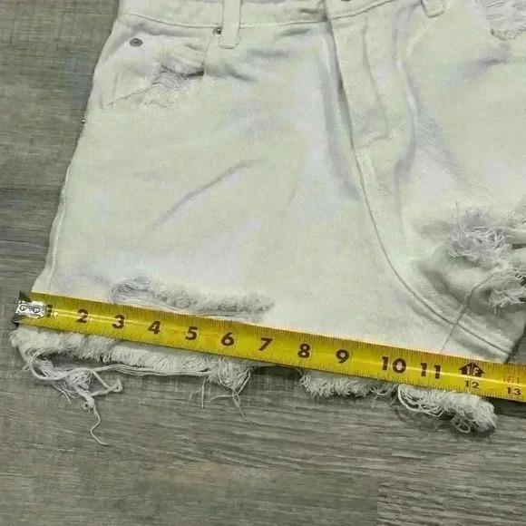 Princess Polly White Raw Hem Distressed Denim Shorty Shorts Sz 2 Boho Chic - Picture 11 of 13